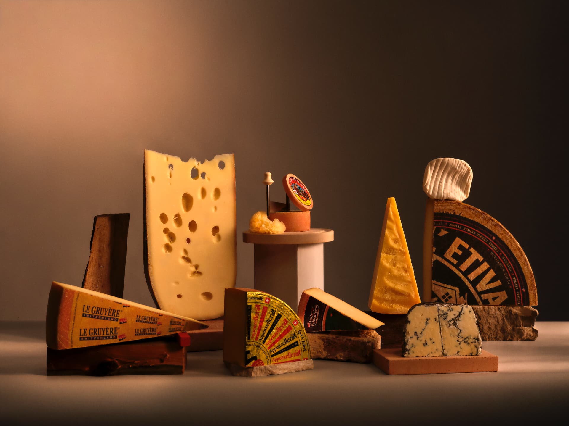 Assortiment de fromages suisses : Le Gruyère AOP, Appenzeller, Etivaz AOP, Vacherin…